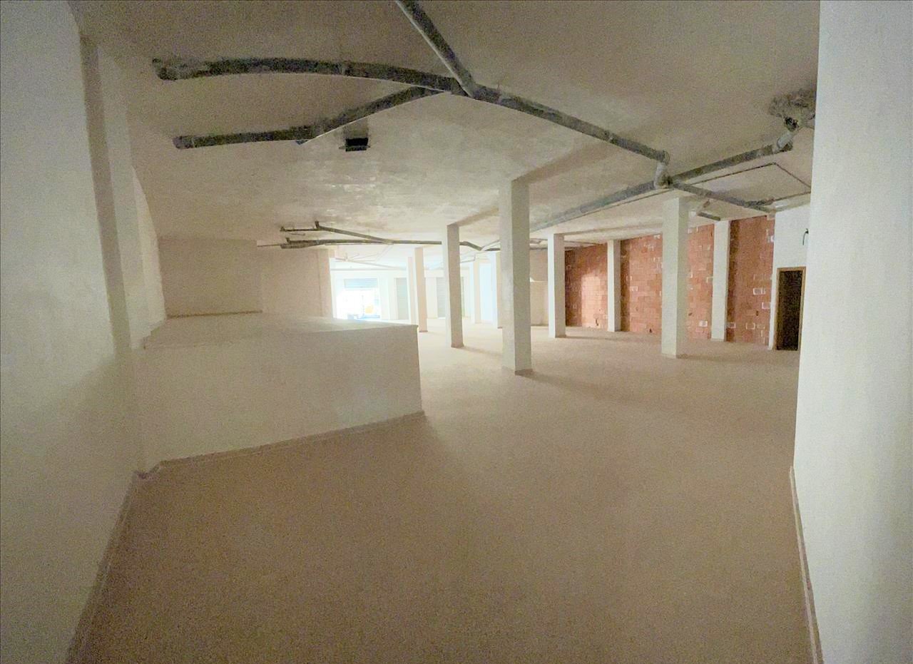 Se vende local comercial en ccapita gaspar ortiz ElcheElx por 192000 con 314m en condiciones de restauracin