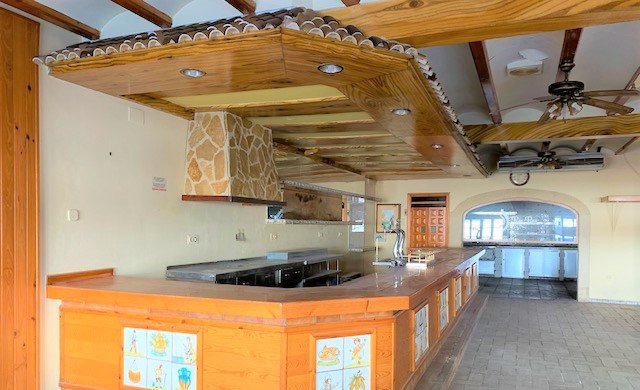 Compra tu local comercial por 126600 de 320m en condiciones de restauracin en calle gandia en Barx