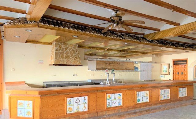 Compra tu local comercial por 126600 de 320m en condiciones de restauracin en calle gandia en Barx