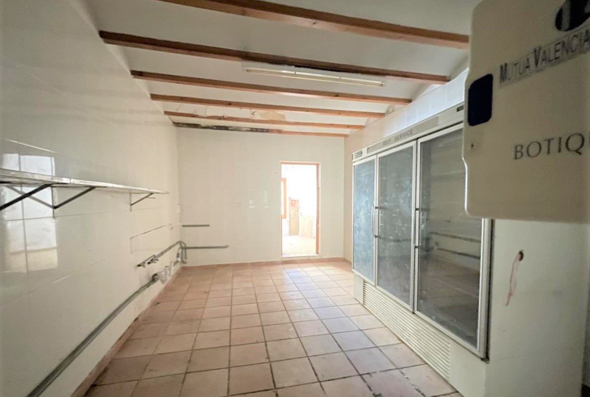 Compra tu local comercial por 126600 de 320m en condiciones de restauracin en calle gandia en Barx
