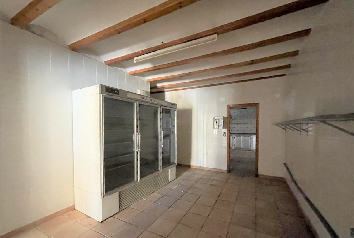 Compra tu local comercial por 126600 de 320m en condiciones de restauracin en calle gandia en Barx