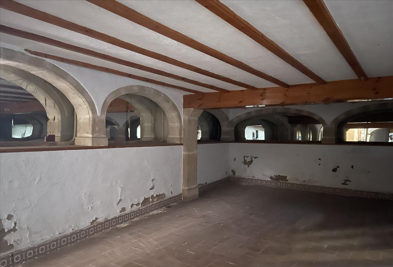 Compra tu local comercial por 126600 de 320m en condiciones de restauracin en calle gandia en Barx