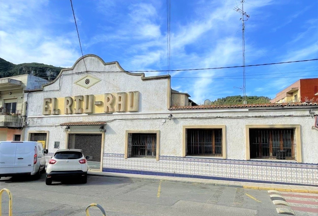 Compra tu local comercial por 126600 de 320m en condiciones de restauracin en calle gandia en Barx