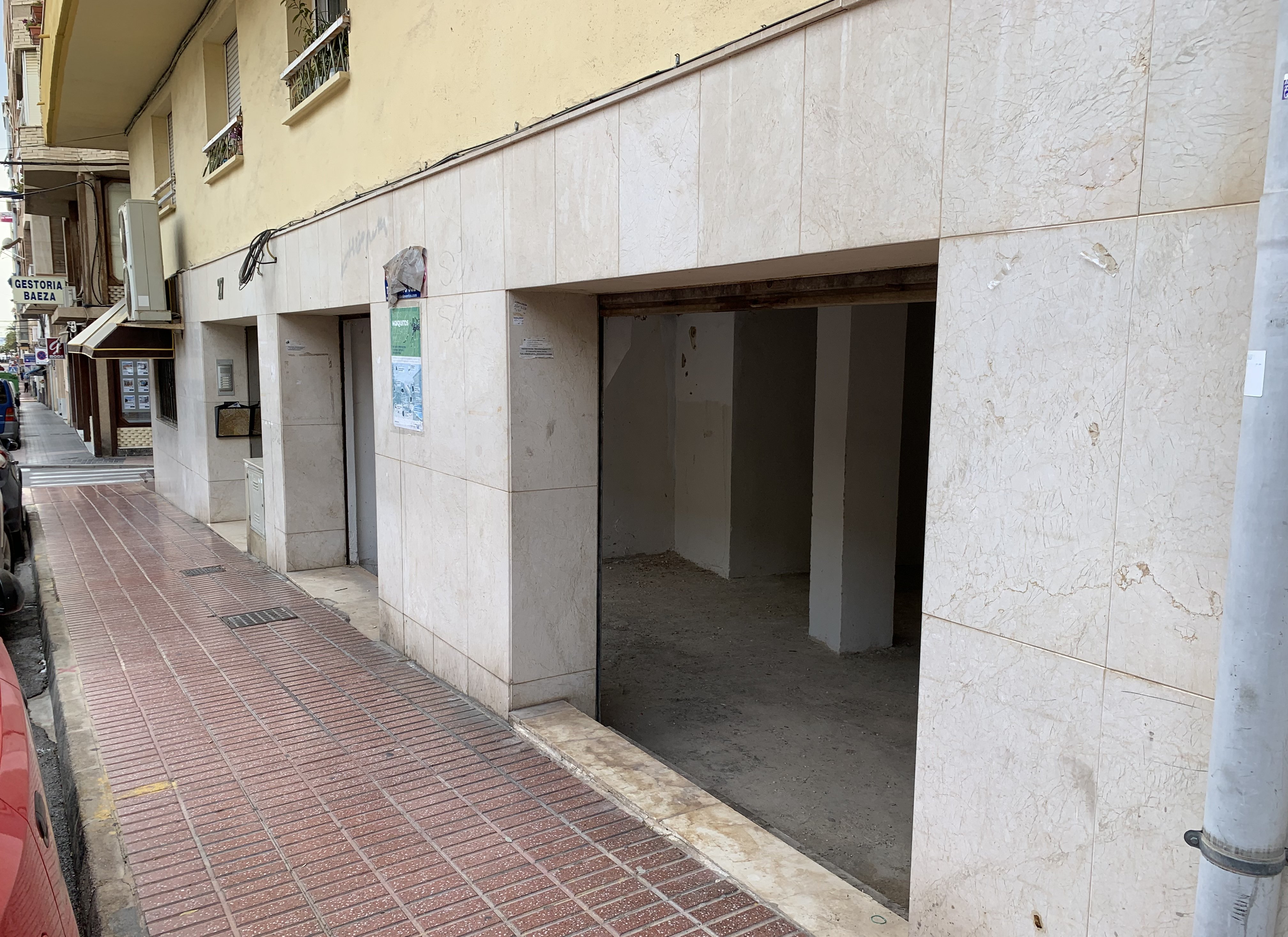 Descubre local comercial en calle maetro quislant Santa Pola por 68000 de 265m