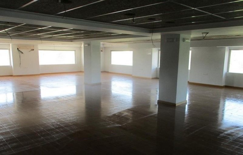 Adquiere local comercial por 120000 de 737m en perfectas condiciones en calle constitucin edificio las luces en Segorbe