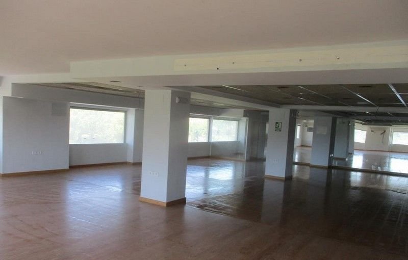 Adquiere local comercial por 120000 de 737m en perfectas condiciones en calle constitucin edificio las luces en Segorbe