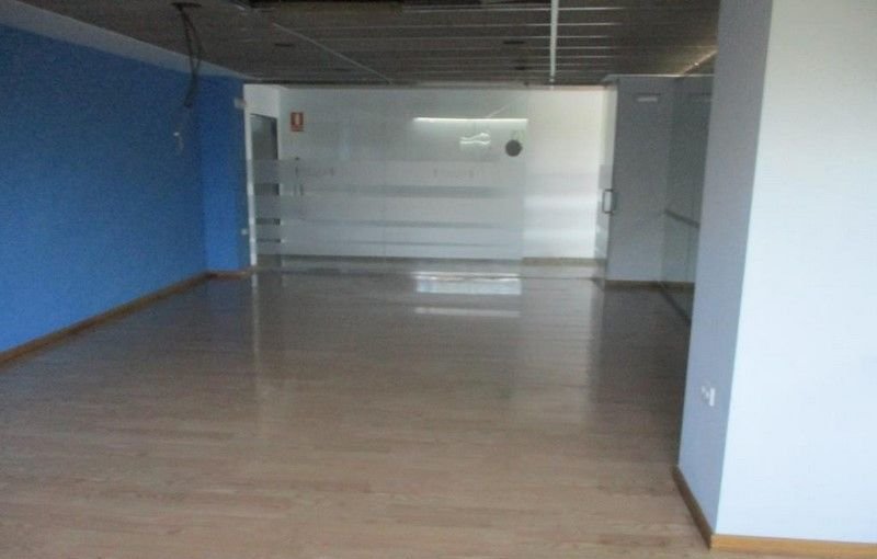 Adquiere local comercial por 120000 de 737m en perfectas condiciones en calle constitucin edificio las luces en Segorbe