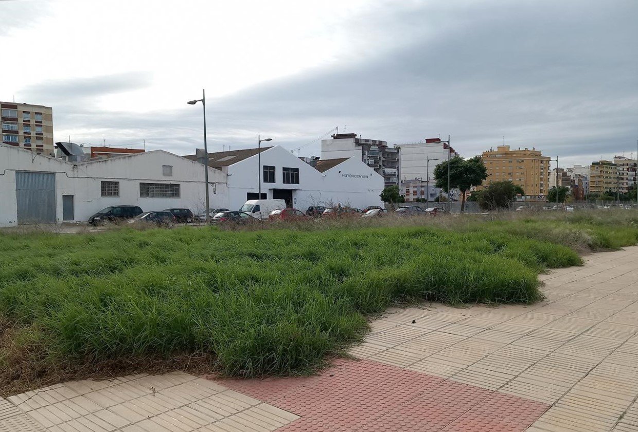 Urbano Solar en venta  en Calle Comunidad Valenciana Alzira Valencia