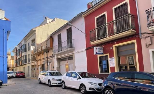 Casa adosada en C de Les Dies - Carcaixent - Valencia