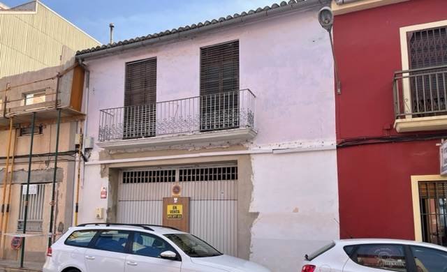 Casa adosada en C de Les Dies - Carcaixent - Valencia
