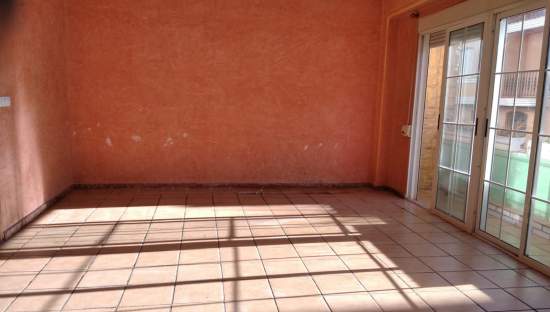 Venta de piso por 92.000 con 188m y siete habitaciones en calle sagunto Vall dUixó la