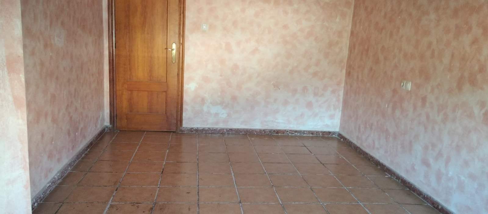 Venta de piso por 92.000 con 188m y siete habitaciones en calle sagunto Vall dUixó la