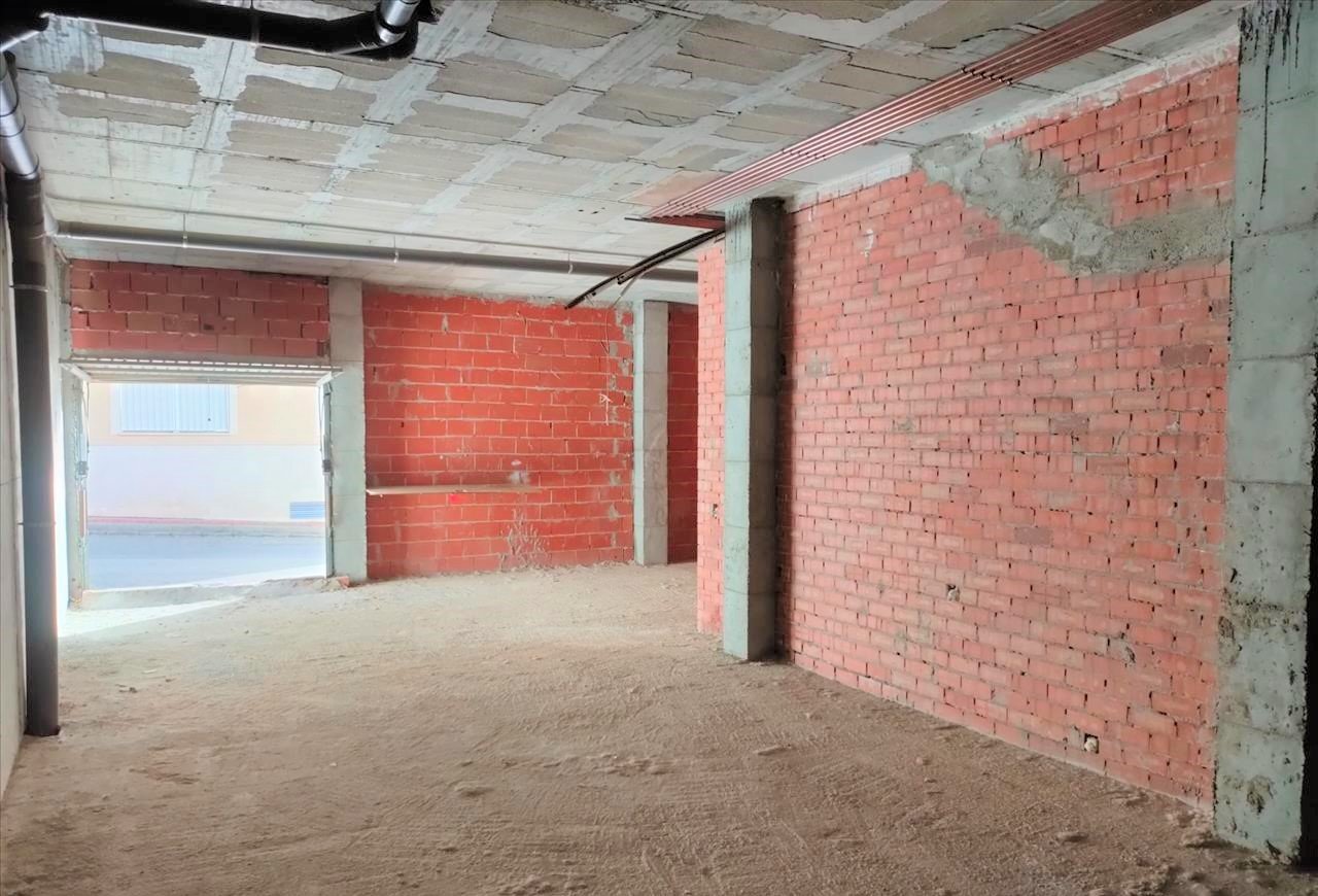 Local comercial disponible en caljucer Alhama de Murcia por 123000 de 269m en perfectas condiciones