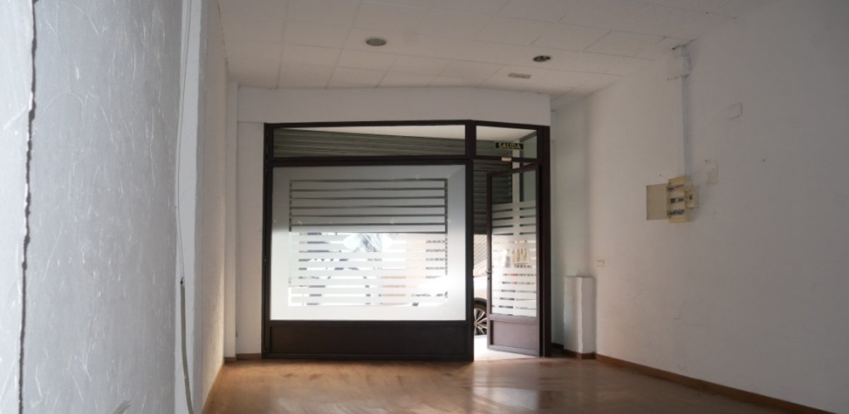 Se oferta local comercial en calle san juan bautista en AlicanteAlacant por 102.570 de 125m en condiciones de restauración