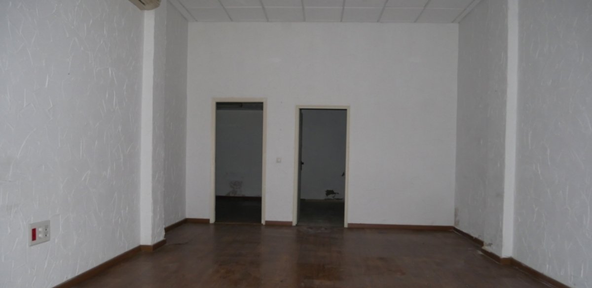 Se oferta local comercial en calle san juan bautista en AlicanteAlacant por 102.570 de 125m en condiciones de restauración