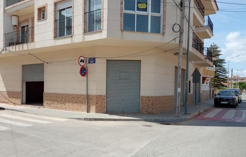 Venta de local comercial en calle de la libertad Rafal por 59000 con 130m en condiciones de restauracin
