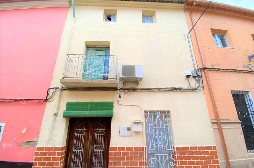 Casa adosada a la venta en cmayor Guadasequies por 118000 de 286m y una habitacion