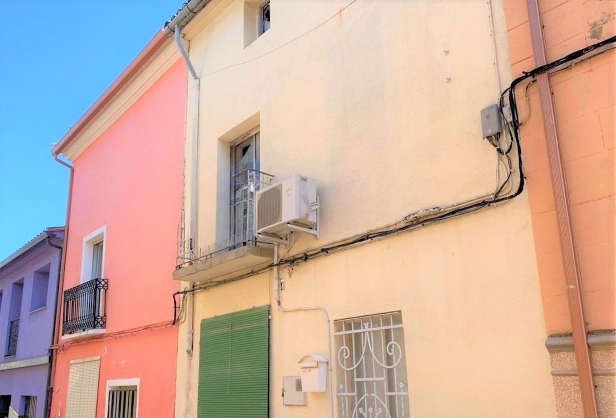 Casa adosada a la venta en cmayor Guadasequies por 118000 de 286m y una habitacion
