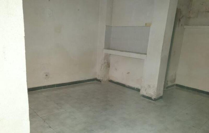 Local comercial disponible en calle pintor jose ribera Gandia por 36000 con 37m en condiciones de restauracin