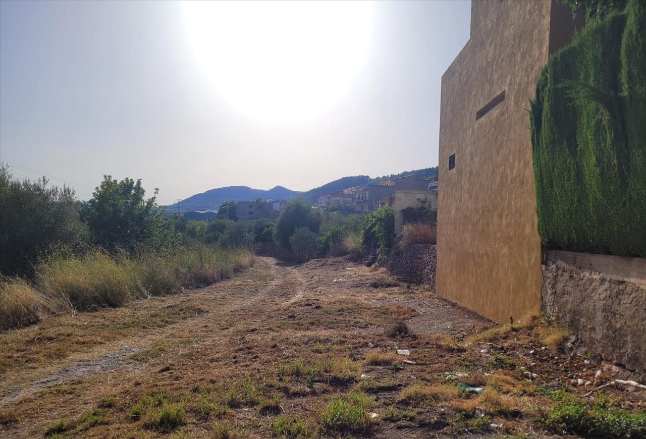 Se oferta suelo urbano idustrial en cnmero 8 en Borriol por 8000 con 6839m
