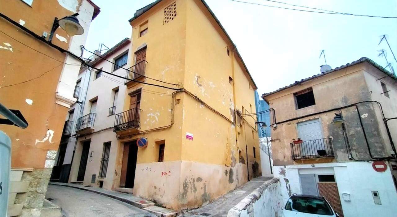 Casa en venta por 60000 con 54m y una habitacion en calle d amunt en Ontinyent