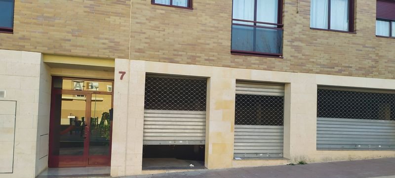 Venta de local comercial en calle paterna Onda por 68862 de 172m en condiciones de restauracin