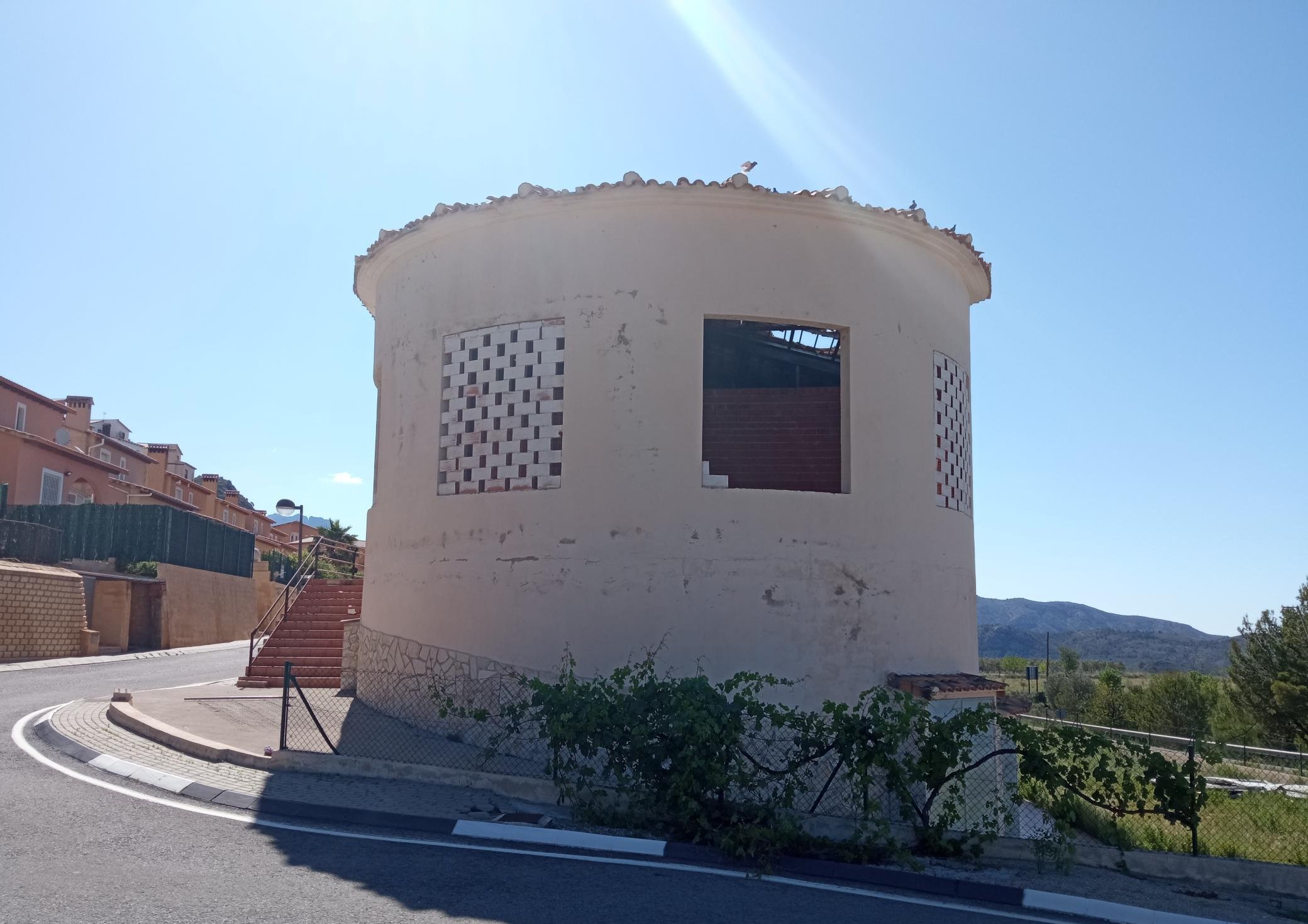 Compra tu local comercial por 22400 con 98m en condiciones de restauracin en calle poligono el muscaret local 7 Relleu