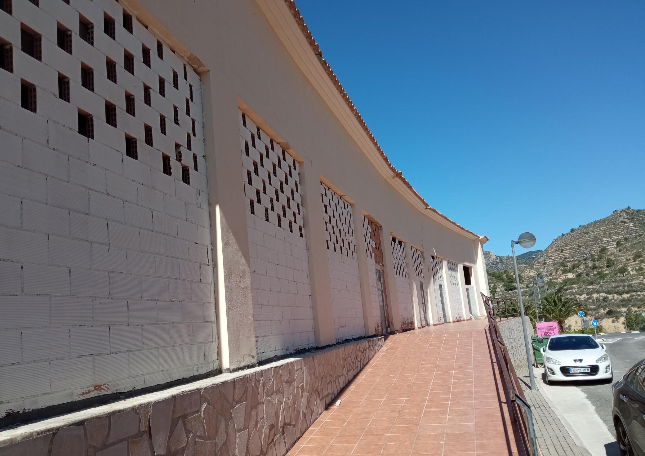 Compra tu local comercial por 22400 con 98m en condiciones de restauracin en calle poligono el muscaret local 7 Relleu