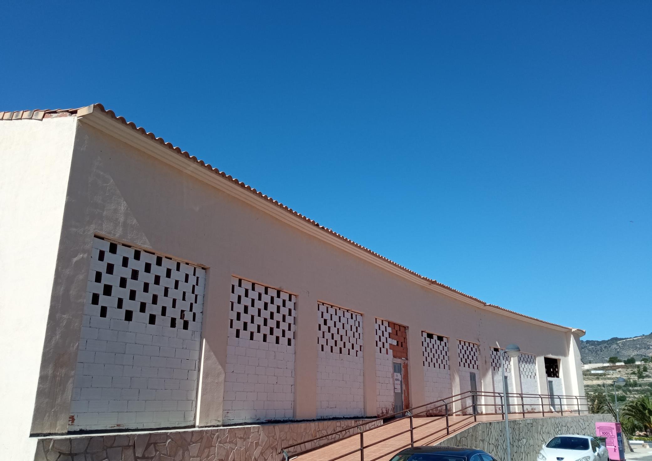Compra tu local comercial por 22400 con 98m en condiciones de restauracin en calle poligono el muscaret local 7 Relleu