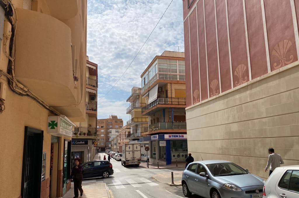Piso en venta  en Calle Luis Marti Monvar Alicante