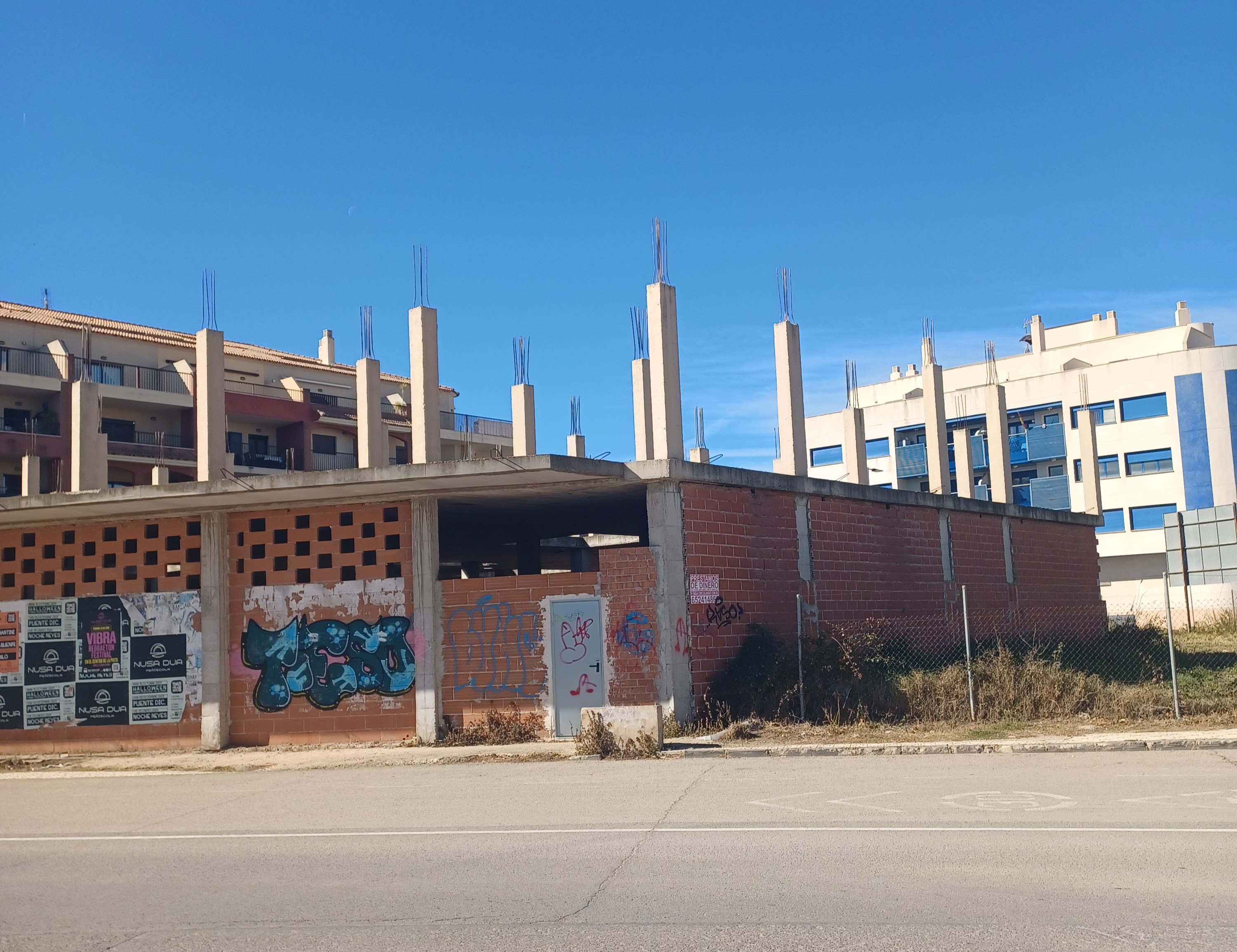 Edificio en construcción detenida en C Pigmalion