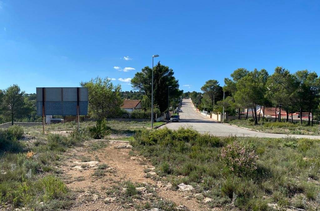 Adquiere suelo urbanizable residencial en calle la solana en MogenteMoixent por 102000 de 83752m