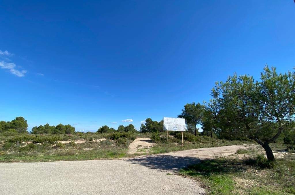Adquiere suelo urbanizable residencial en calle la solana en MogenteMoixent por 102000 de 83752m