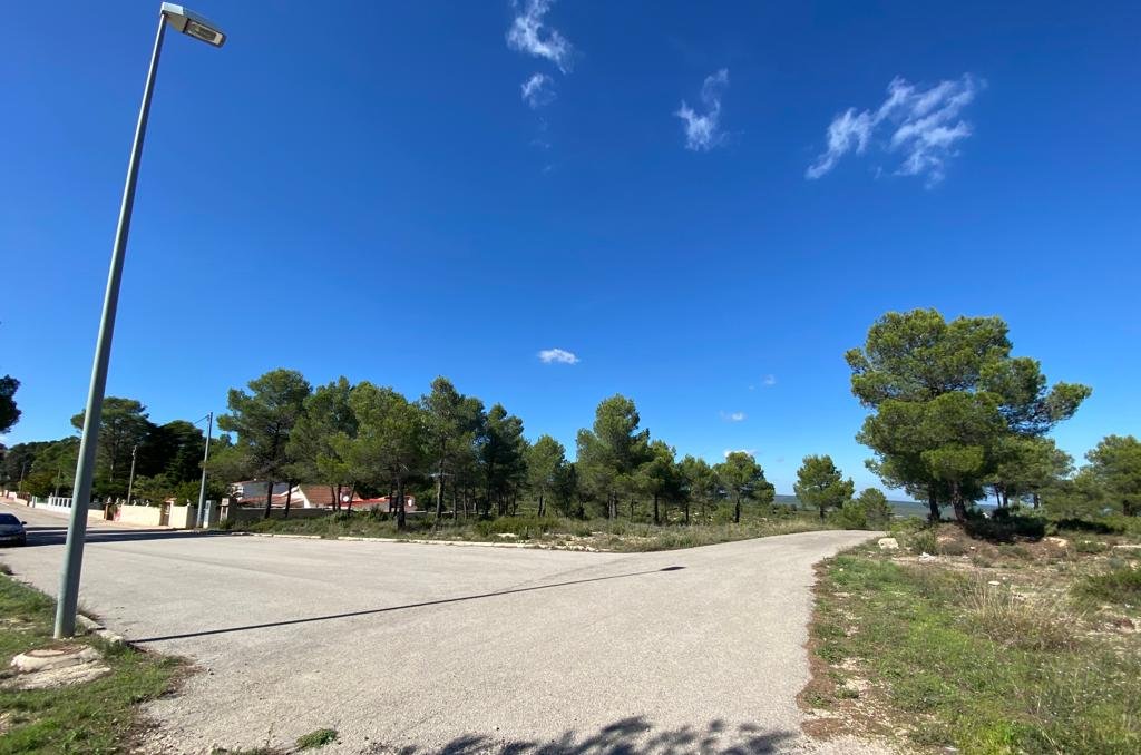 Adquiere suelo urbanizable residencial en calle la solana en MogenteMoixent por 102000 de 83752m