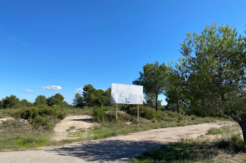 Adquiere suelo urbanizable residencial en calle la solana en MogenteMoixent por 102000 de 83752m