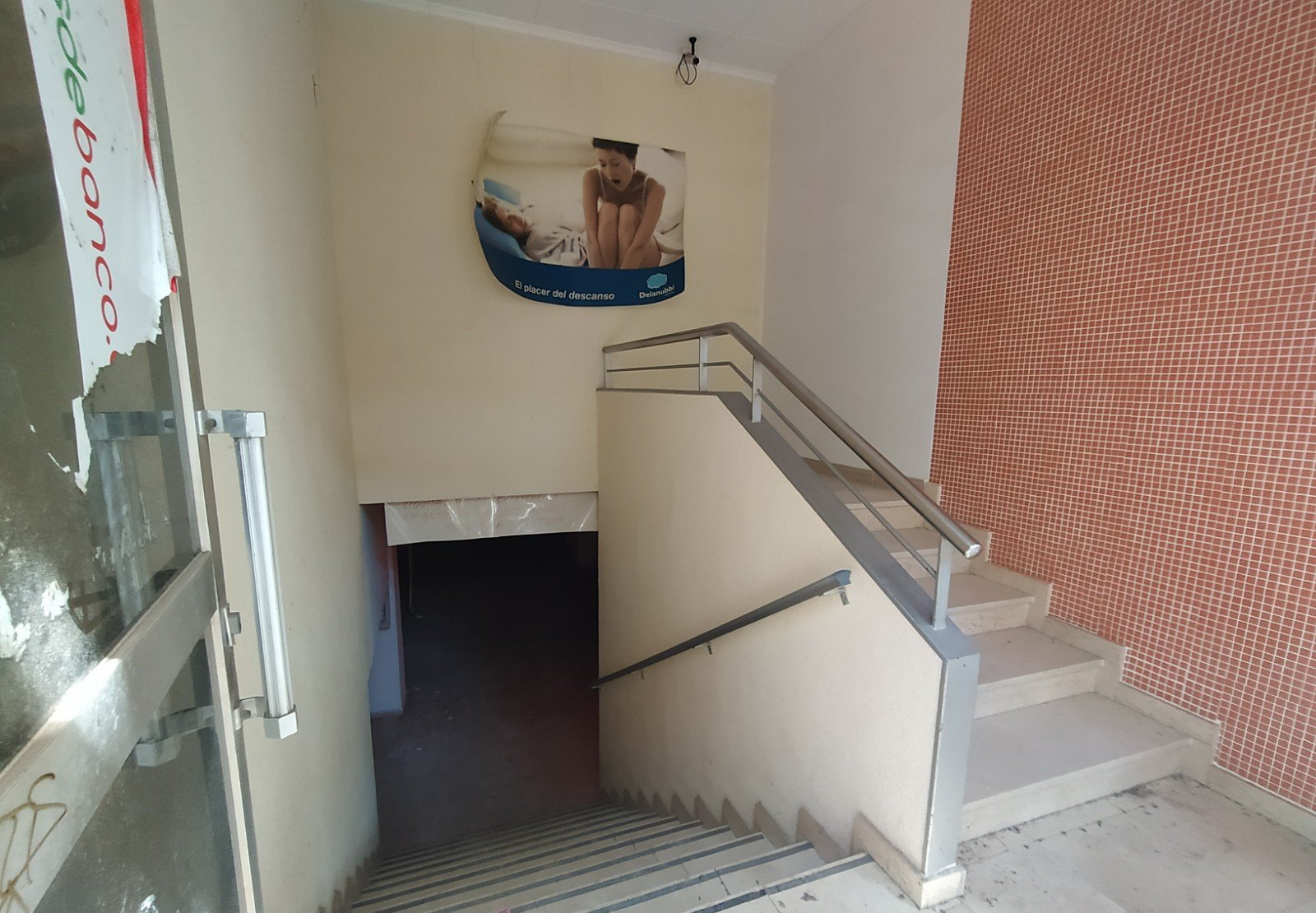 Local comercial a la venta en calle plaza del mercat Almenara por 156600 de 535m en perfectas condiciones