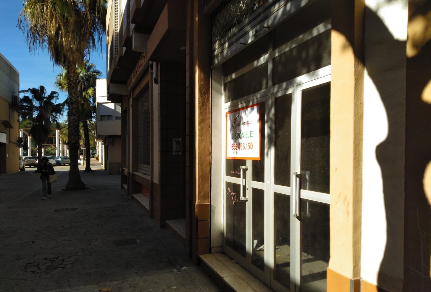 Local comercial a la venta en calle plaza del mercat Almenara por 156600 de 535m en perfectas condiciones