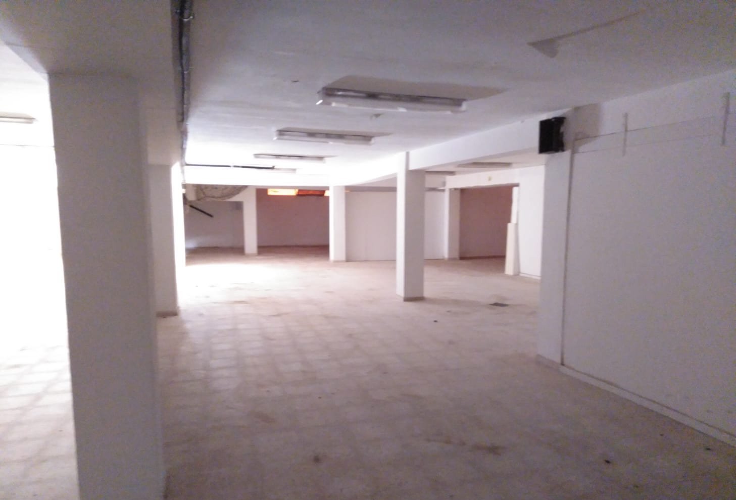 Local comercial a la venta en calle plaza del mercat Almenara por 156600 de 535m en perfectas condiciones