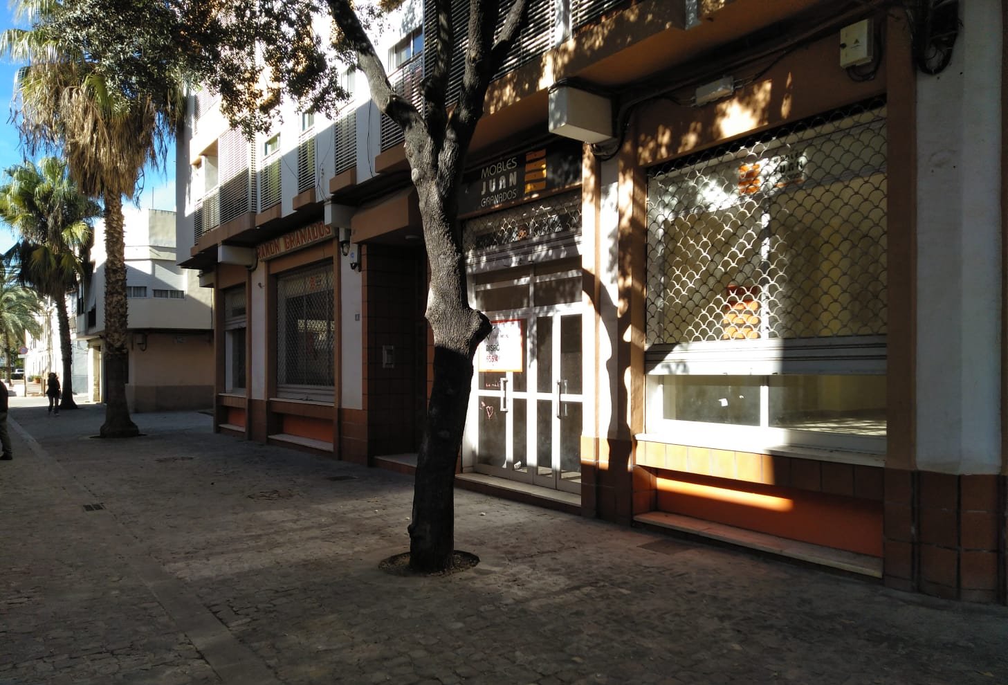 Local comercial a la venta en calle plaza del mercat Almenara por 156600 de 535m en perfectas condiciones