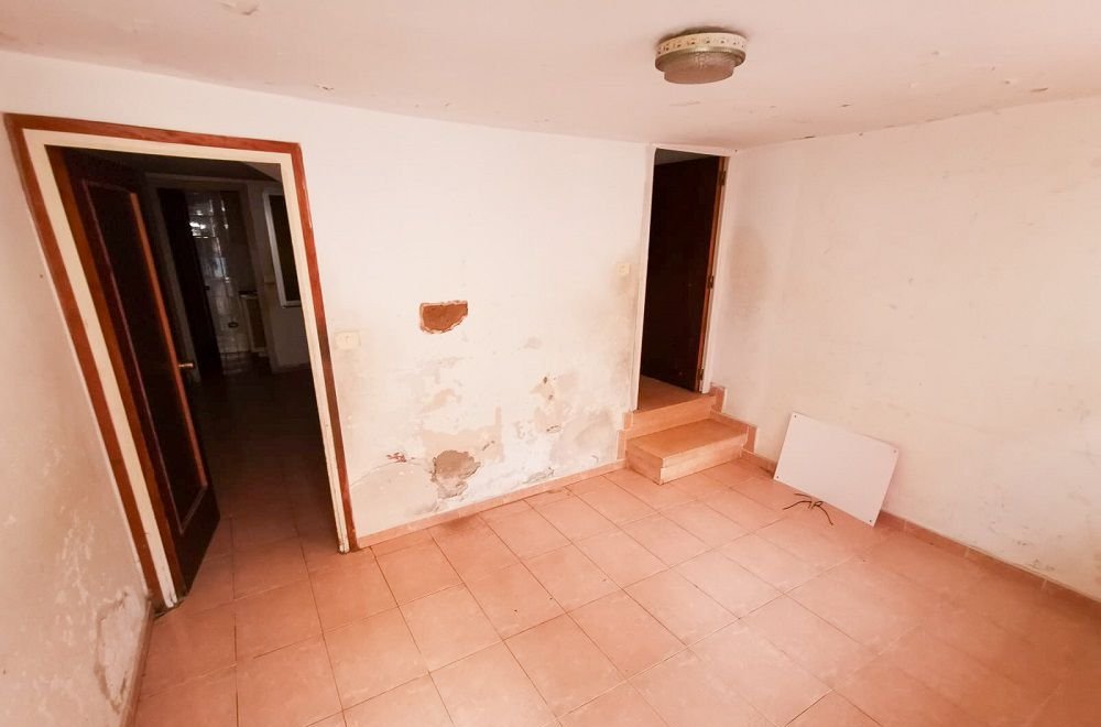 Compra casa en calle campana Coves de Vinrom les por 52000 de 96m y cinco habitaciones