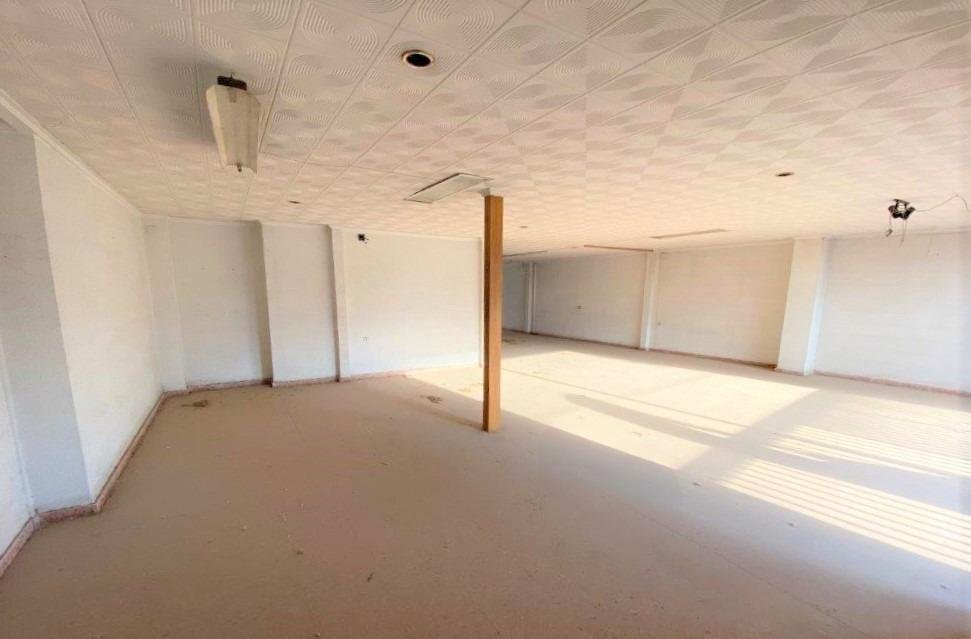 Descubre local comercial por 77000 con 195m en perfectas condiciones en calle calvari en Algemes