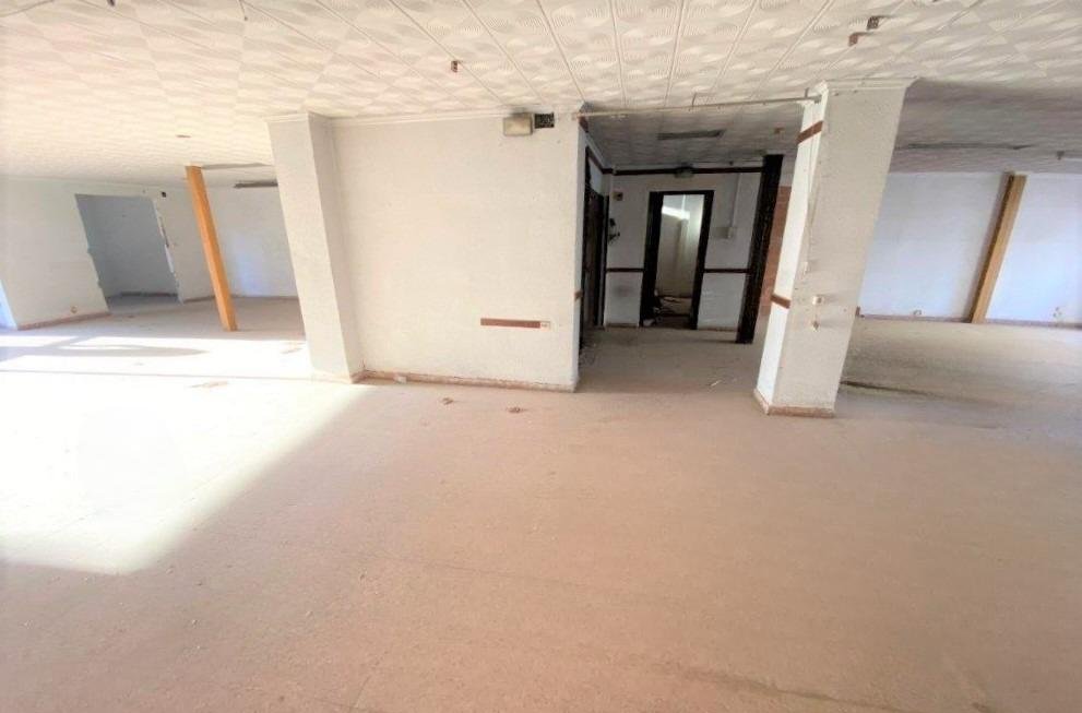 Descubre local comercial por 77000 con 195m en perfectas condiciones en calle calvari en Algemes