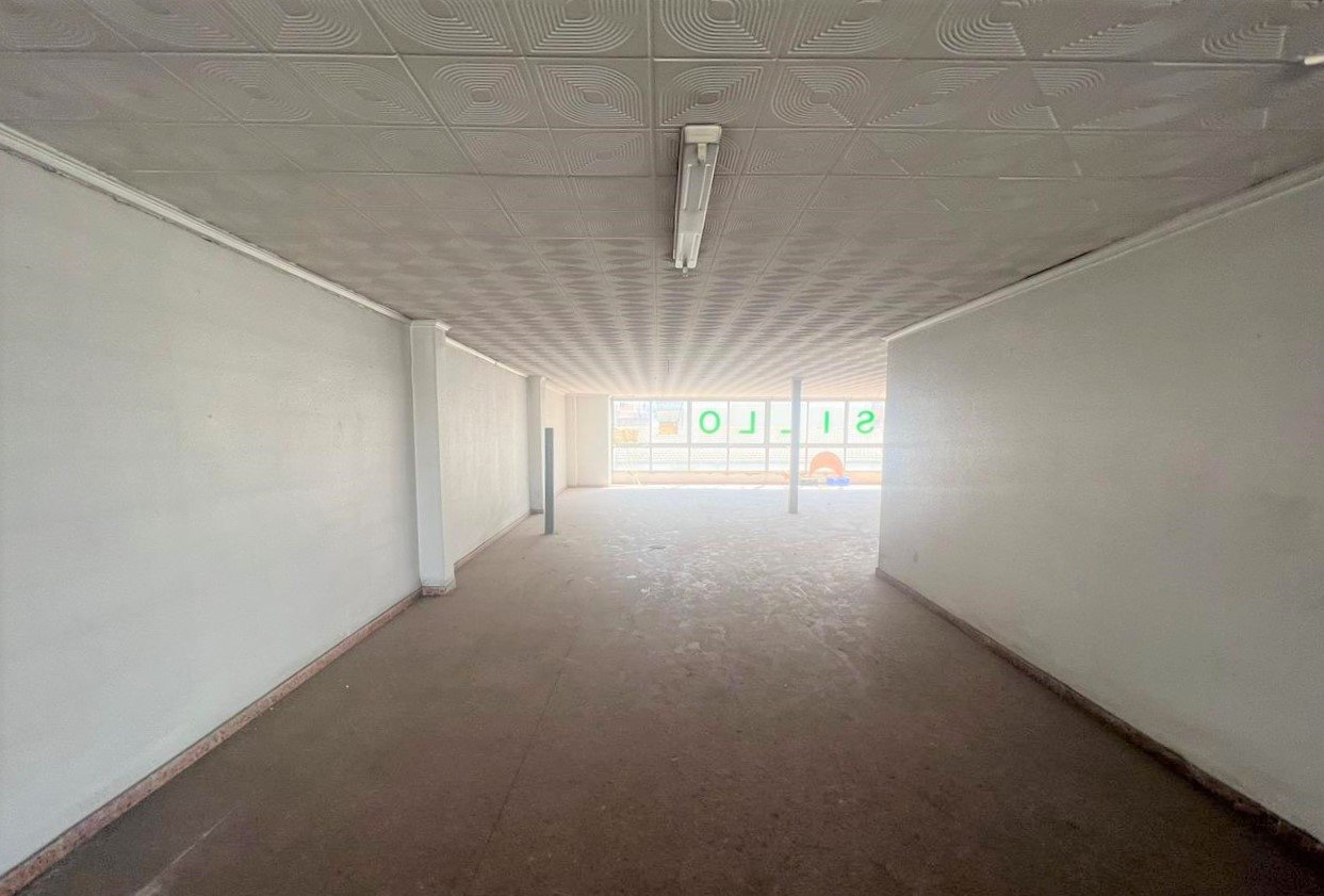Descubre local comercial por 77000 con 195m en perfectas condiciones en calle calvari en Algemes