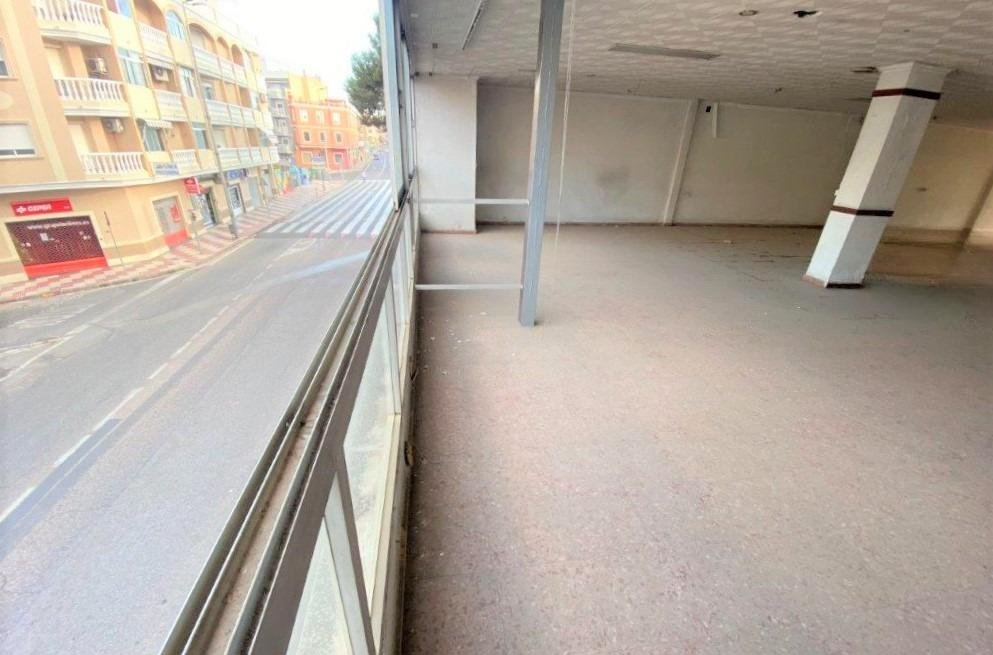 Descubre local comercial por 77000 con 195m en perfectas condiciones en calle calvari en Algemes