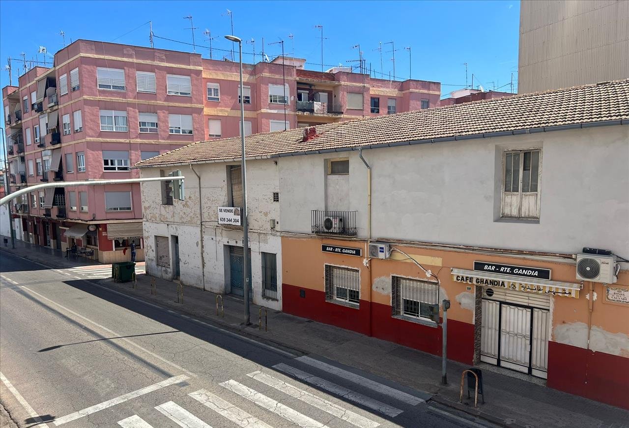 Descubre local comercial por 77000 con 195m en perfectas condiciones en calle calvari en Algemes