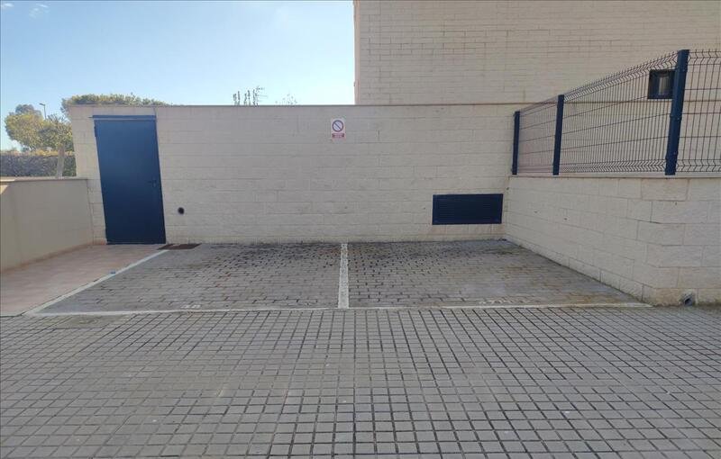 Se oferta garaje por 5.700 de 27m en planta -1 en calle cl garbi en Torreblanca