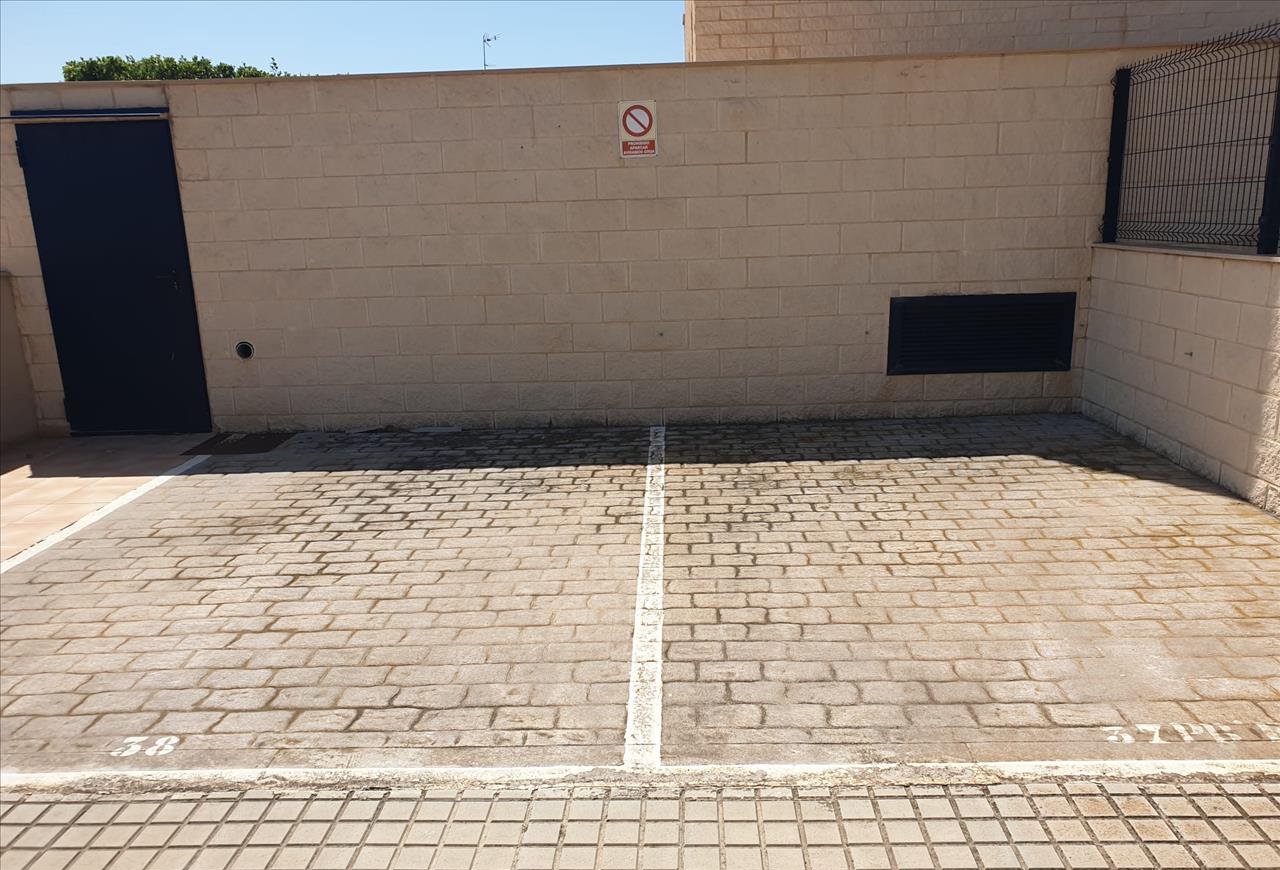 Se oferta garaje por 5.700 de 27m en planta -1 en calle cl garbi en Torreblanca