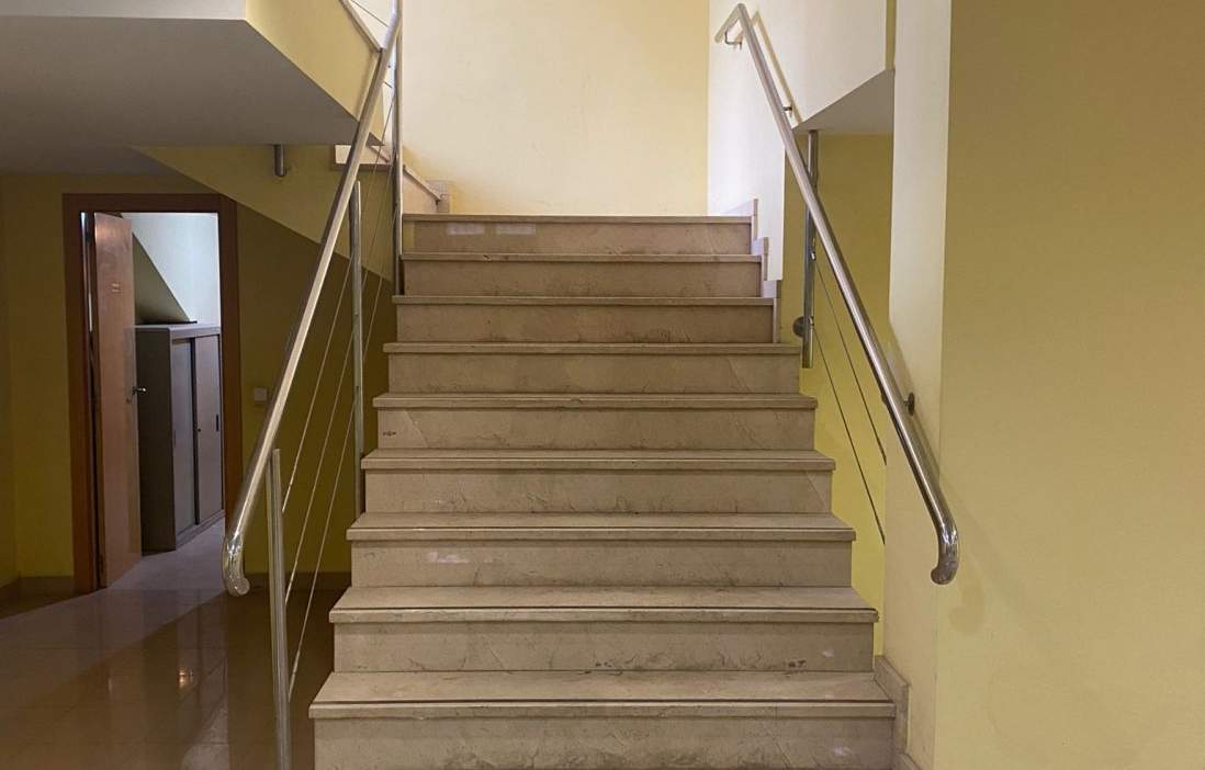 Escalera de acceso oficina en Mestalla alquiler y venta