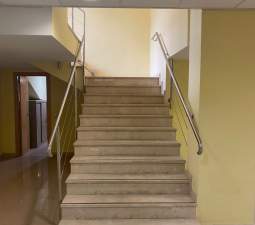 Escalera de acceso oficina en Mestalla alquiler y venta