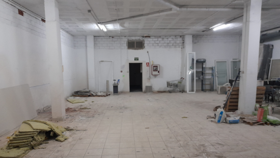 Descubre local comercial en calle v - 2, Castellón de la PlanaCastelló de la Plana, por 154.000 con 100m